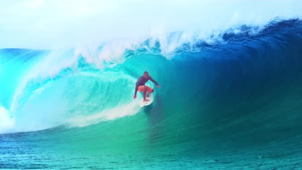 SLOW MOTION: Ekstremalna deskorolka surfingowa płynie spektakularną falą beczkową niedaleko Tahiti. — Wideo stockowe