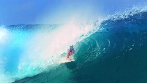 MOCIÓN LENTA: Joven surfista disfrutando del verano surfeando una gran ola esmeralda . — Vídeos de Stock