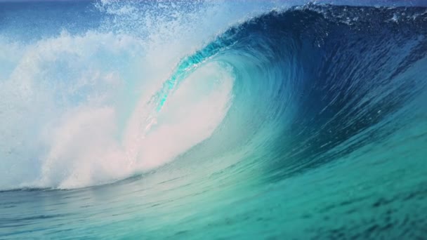 LOW MOTION: Impressionante onda de tubo vítreo espirra descontroladamente à medida que se aproxima da praia . — Vídeo de Stock