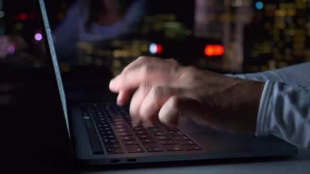 LOSE UP: Oigenkännliga kvinnans fingrar skriva på laptop tangentbord på natten. — Stockvideo