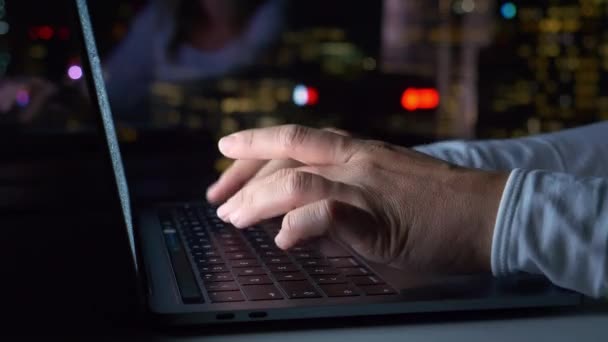 Gece vardiyasında çalışırken dizüstü bilgisayarda yazan tanınmayan kadın.. — Stok video