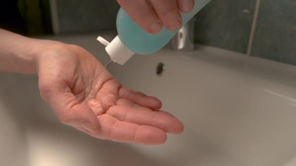 CHIUDI: L'uomo irriconoscibile si disinfetta le mani con un disinfettante alcolico liquido . — Video Stock