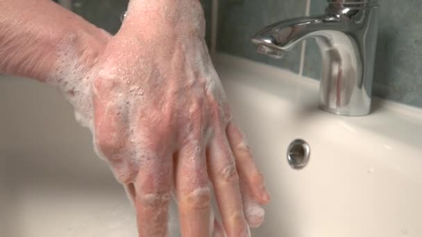 CLOSE UP: Mann wäscht sich die Hände, um sich nicht mit Coronavirus zu infizieren.