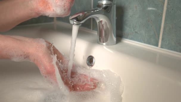 FERMER : Femme méconnaissable se rince les mains pleines de mousse savonneuse antibactérienne . — Video