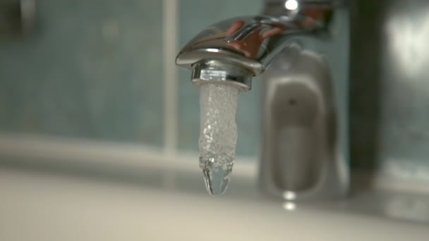 Tanımlanamayan kişi ellerini yıkamak için musluğu açar.. — Stok video