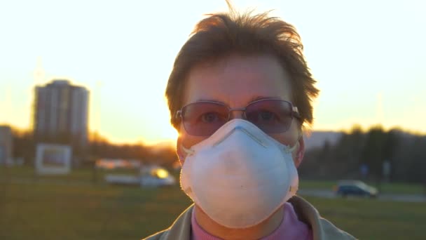 음란물: 연로 한 코카서스 여자가 COVID19 에 비추어 안전 마스크를 쓰고 있다 — 비디오