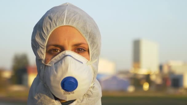 PORTRAIT: Verpleegster met beschermende apparatuur staat bij een coronavirus checkpoint. — Stockvideo