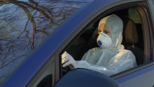 閉じる:コロナウイルスの震源地に保護具ドライブを身に着けている女性医師 — ストック動画