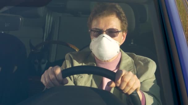 CLOSE UP: Elderly woman wears facemask while driving during coronavirus outbreak — Stock Video