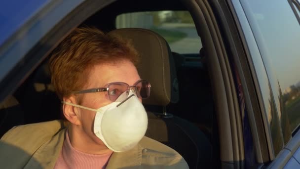 CLOSE UP: Woman is not allowed to enter city during the coronavirus pandemic. — Stock Video