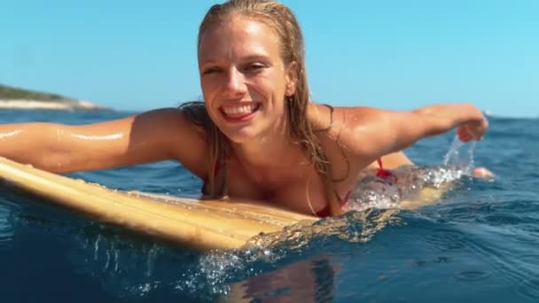 PORTRAIT Hermosa turista femenina nada en el tranquilo mar durante un divertido viaje de surf — Vídeos de Stock