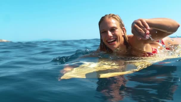 PORTRAIT: Mladá turistka si užívá dovolenou surfováním na slunném dni. — Stock video