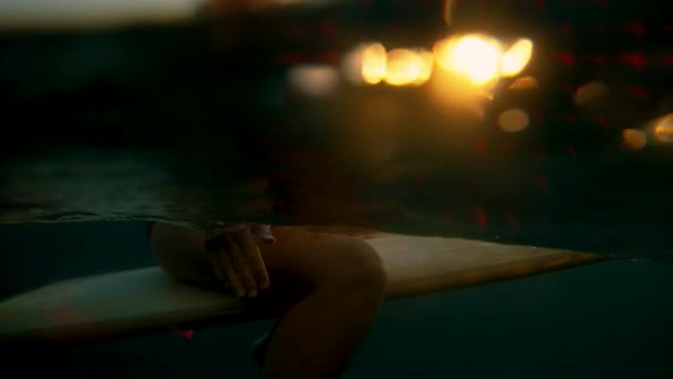 CLOSE UP: Young woman on active vacation waits for her last wave of the day. — Stock Video
