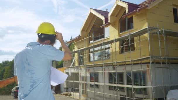 CERRAR: Feliz arquitecto lanza el sombrero duro en el aire después de ver la casa sin terminar . — Vídeos de Stock