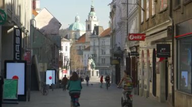Coronavirus salgını sırasında Ljubljana 'da turist caddesinde çok az kişi geziniyor..
