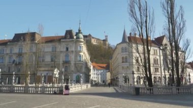 Hükümet tarafından empoze edilen koronavirüs karantinası sırasında Preeren Meydanı 'ndan geçmek.