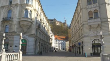 Ljubljana 'da boş bir caddede ilerliyor. Güzel şatonun altında koşuyor..