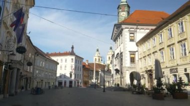 Eski Ljubljana kasabasında karantina sırasında boş bir caddenin POV sineması
