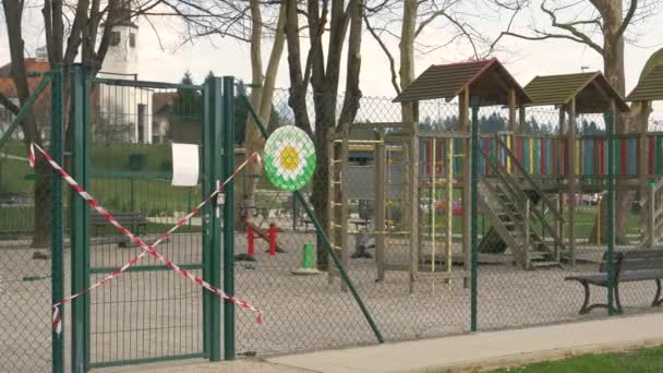 CHIUSURA: L'ingresso a un parco giochi è chiuso e registrato a causa di coronavirus . — Video Stock