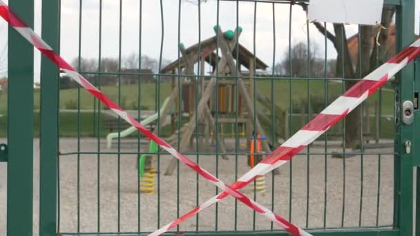 CLOSE UP: Tape melarang orang untuk memasuki taman bermain flutters dalam angin. — Stok Video