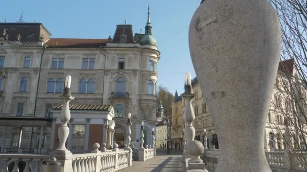 Sluiten: Lege brug leidt naar het oude deel van Ljubljana tijdens quarantaine. — Stockvideo