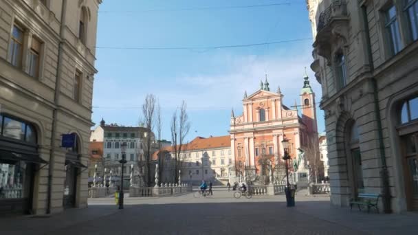 Straßen von Ljubljana während der von der Regierung verhängten Beschränkung sozialer Zusammenkünfte. — Stockvideo