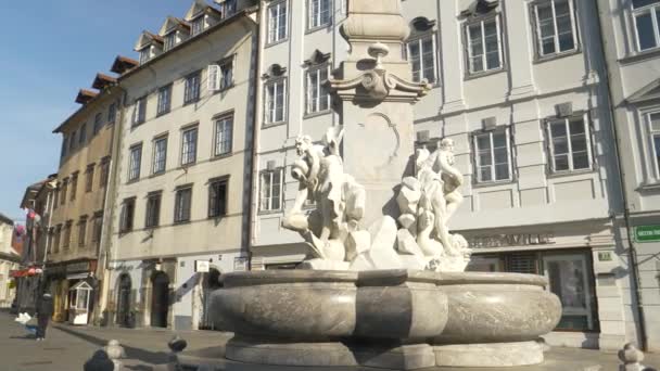 FERMER : Des rues vides entourent une belle fontaine à Ljubljana par une journée ensoleillée — Video