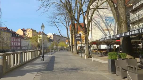 Сорок велосипедів їдуть по пустій туристичній вулиці в Любляні в сонячний день. — стокове відео