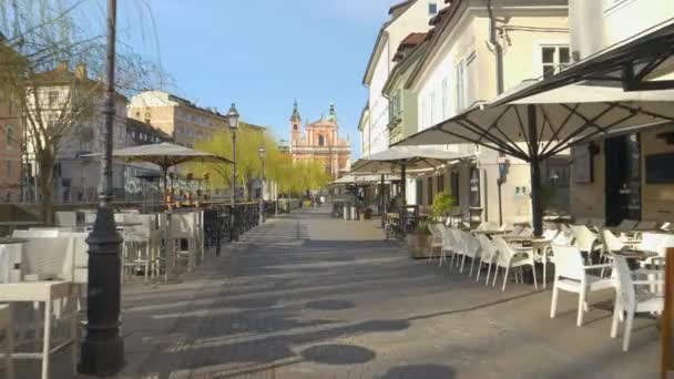 POV: Karantänen lämnar turist gamla stan tom och populära restauranger stängda. — Stockvideo