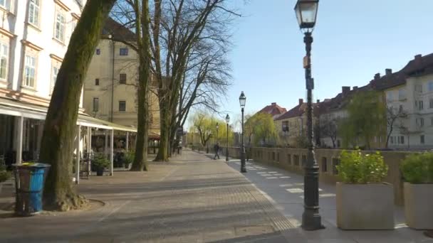 Переезд мимо ресторанов на берегу реки в Любляне закрыт из-за коронавируса — стоковое видео