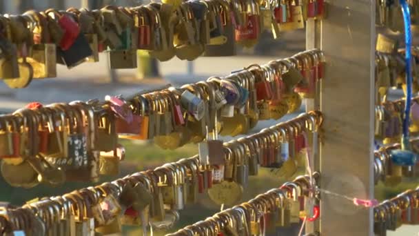LOSE UP: Härliga slussar och medaljonger hänger i trådar på en bro i Ljubljana — Stockvideo