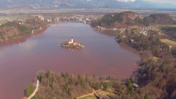 AERIAL：Bled湖中央著名的小岛被脏水环绕着 — 图库视频影像