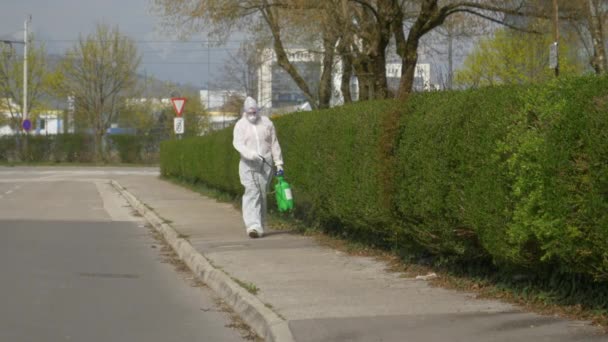 Virologe läuft durch die Stadt und besprüht die Straßen mit antiviralen Chemikalien — Stockvideo