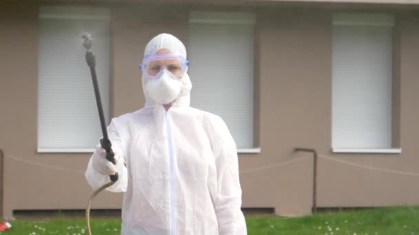 PORTRAIT: Médico especialista desinfecta espacios públicos con químicos antivirales — Vídeo de stock