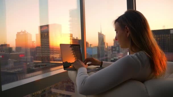 CLOSE UP: Businesswoman living in downtown NYC typing a report at sunrise. — Stock Video