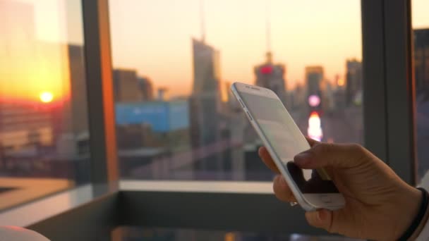 Sluiten omhoog: Reiziger kijkt naar foto 's terwijl in haar hotelkamer boven Times Square. — Stockvideo