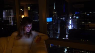 Mutlu bayan turist, New York 'taki otel odasından ailesiyle yüz yüze görüşüyor..