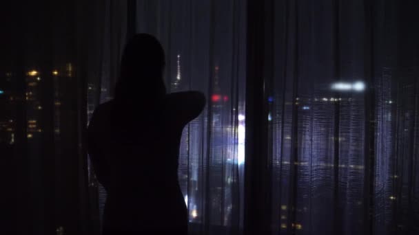 FERMETURE : Une touriste observe Times Square la nuit depuis sa chambre d'hôtel . — Video