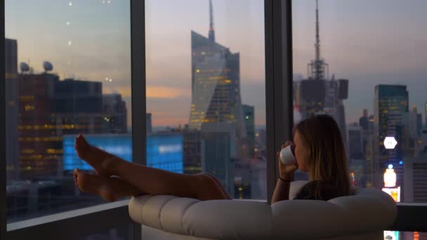 FERMETURE : Touriste féminine buvant son café du matin et observant la ville. — Video