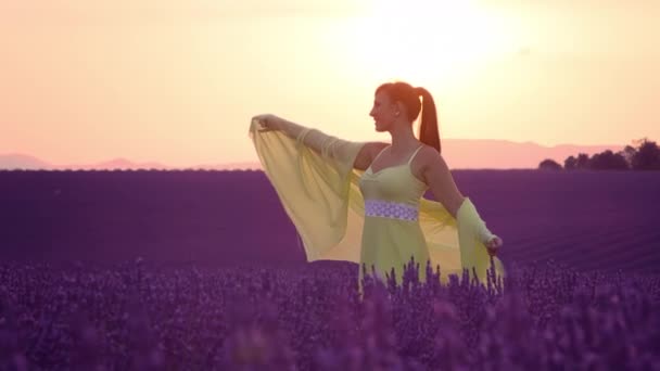 ESPACIO DE LA COPIA: Mujer caucásica en vestido amarillo de pie en el campo floreciente. — Vídeo de stock