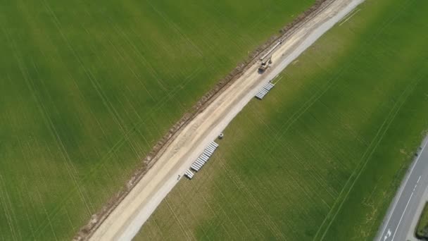 AERIAL: Repülés egy új csővezeték útvonalon épül át egy nagy területen — Stock videók