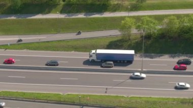 Otoyol boyunca ve demiryolu raylarının altında yoğun bir trafik var.