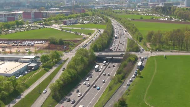 DRONE : D'innombrables véhicules forment un embouteillage sur l'autoroute près d'une ville moderne.