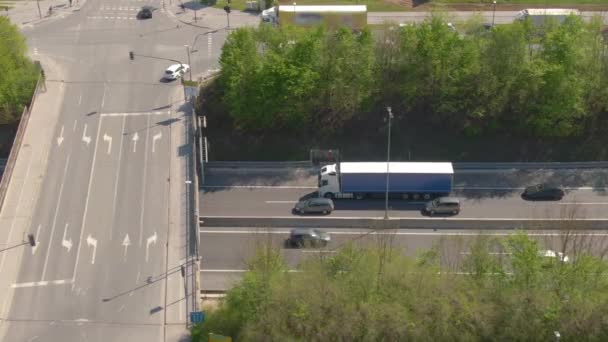 DRONE: Witte vrachtauto rijdt onder de viaduct tijdens een verkeersopstopping. — Stockvideo