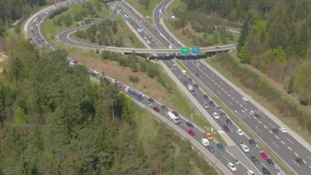DRONE: Latanie nad ruchliwą siecią autostrad w godzinach szczytu latem. — Wideo stockowe
