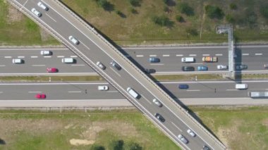 Yoğun bir üst geçidin üzerinde uçmak ve yoğun saatlerde otoyol dolusu araba.