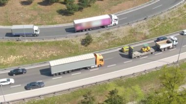 Trafik sıkışıklığı sırasında otobandan geçen iki kamyon..