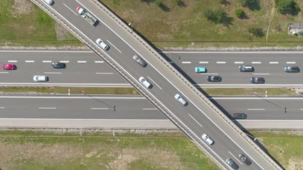 TIMELAPSE Vliegen boven een drukke viaduct en snelweg vol auto 's tijdens de spits — Stockvideo