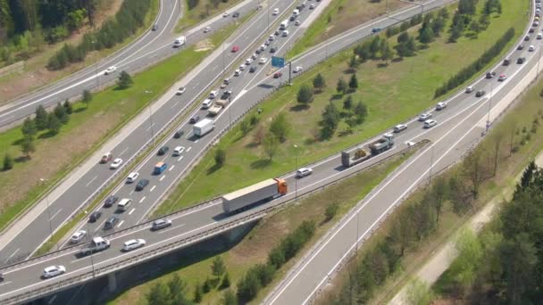 DRONE: In volo lungo un camion merci a seguito di un camion che trasporta macchinari pesanti — Video Stock