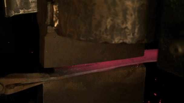 बंद करा: धातूचा गरम तुकडा ब्लेडमध्ये बनावट केल्याने ऑरेंज स्पार्क उड्डाण करतात . — स्टॉक व्हिडिओ